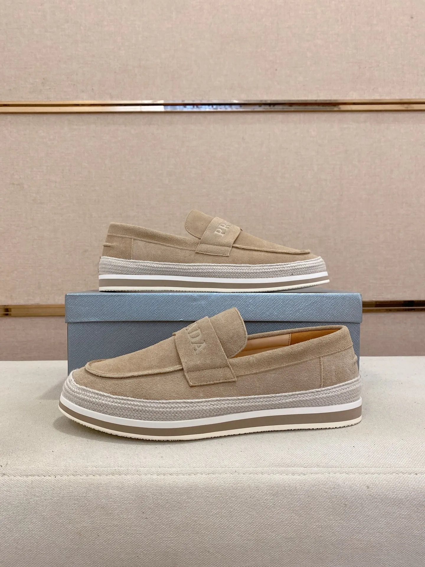 Men's shoes 💰 480💰 ✔️✔️✔️Top high version High-quality new PRADA (Prada) counters are launched at the same time. The new men's shoes and 😘fabrics are purely handmade in Niujing. Lining: Full cowhide lining. 👍🏿High-end☄️Open-molded non-slip rubber outsole, exquisite lines, simple and elegant, comfortable and high-end for leisure travel. Code number: 38-44. Can be customized45